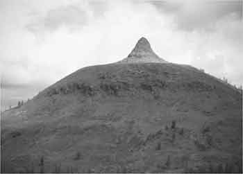 Гора Уран-Душэ, или ≪гора-наковальня≫, находится в ста километрах от нашего села Утата, вверх по реке Сэхир.